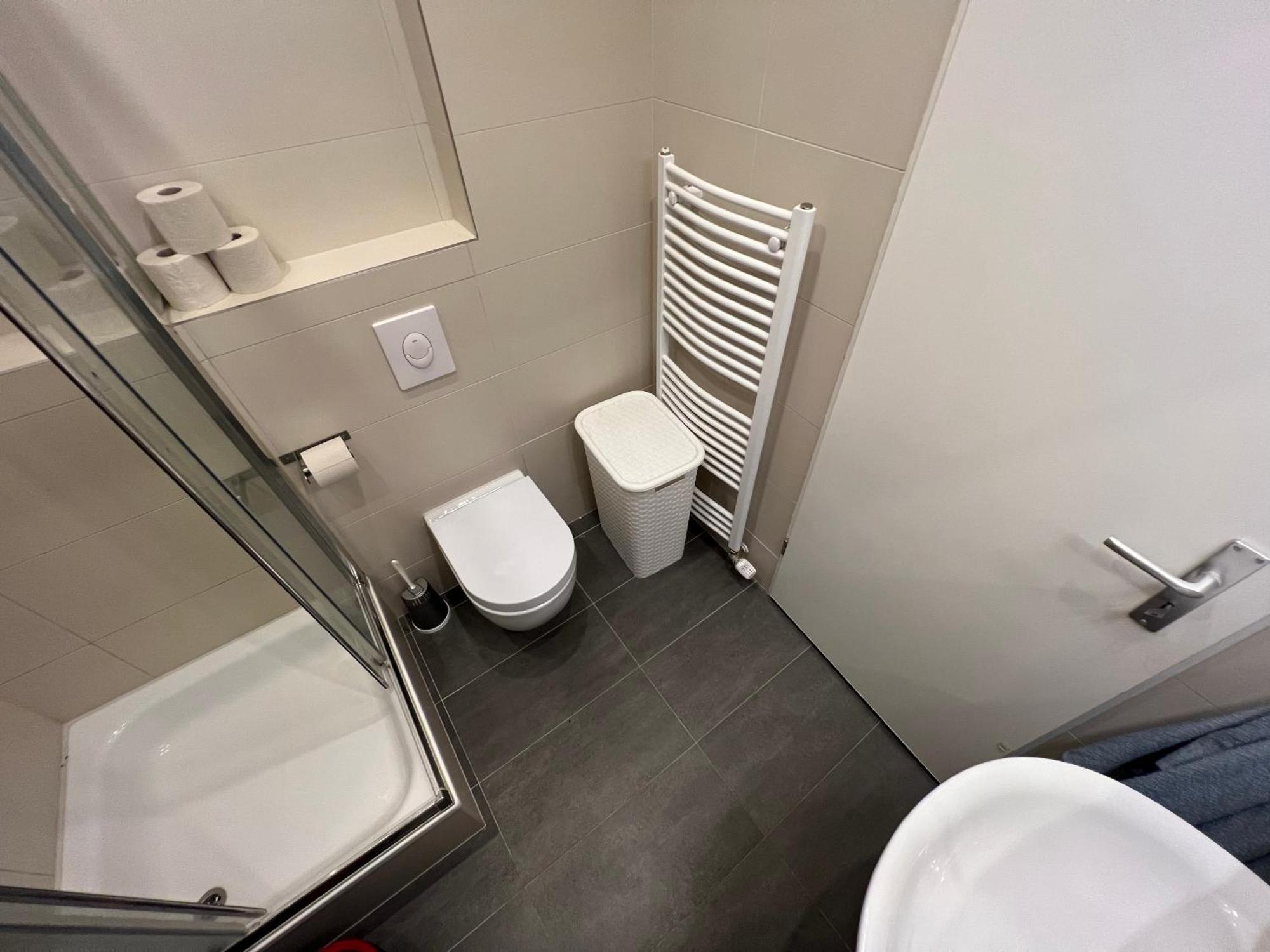 Apartment Berlin Hauptbahnhof: Family-Friendly Group Stay for 8 Exterior photo